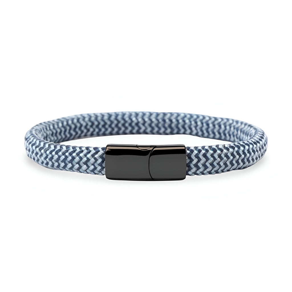 Bracelet cordon en corde de bateau bleu clair tressé avec fermoir en acier inoxydable noir brillant.