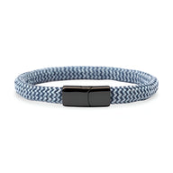 Bracelet cordon en corde de bateau bleu clair tressé avec fermoir en acier inoxydable noir brillant.