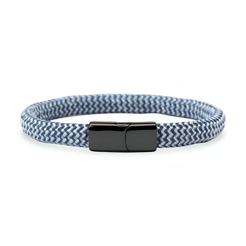 Bracelet cordon en corde de bateau bleu clair tressé avec fermoir en acier inoxydable noir brillant.