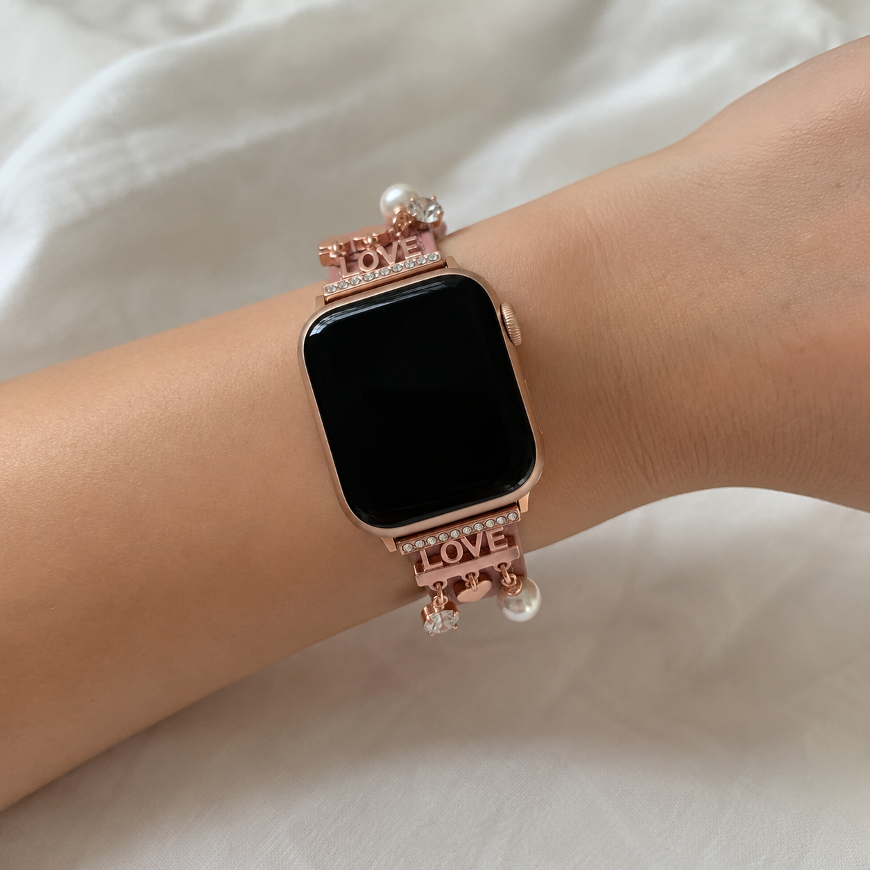 Bracelet Apple watch chic avec charms scintillants pour un look radieux, love et coeurs, modèle Erdia