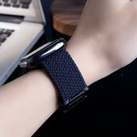 Bracelet Apple Watch en nylon bleu marine tressé avec boucle tactique noire sur poignet clair.
