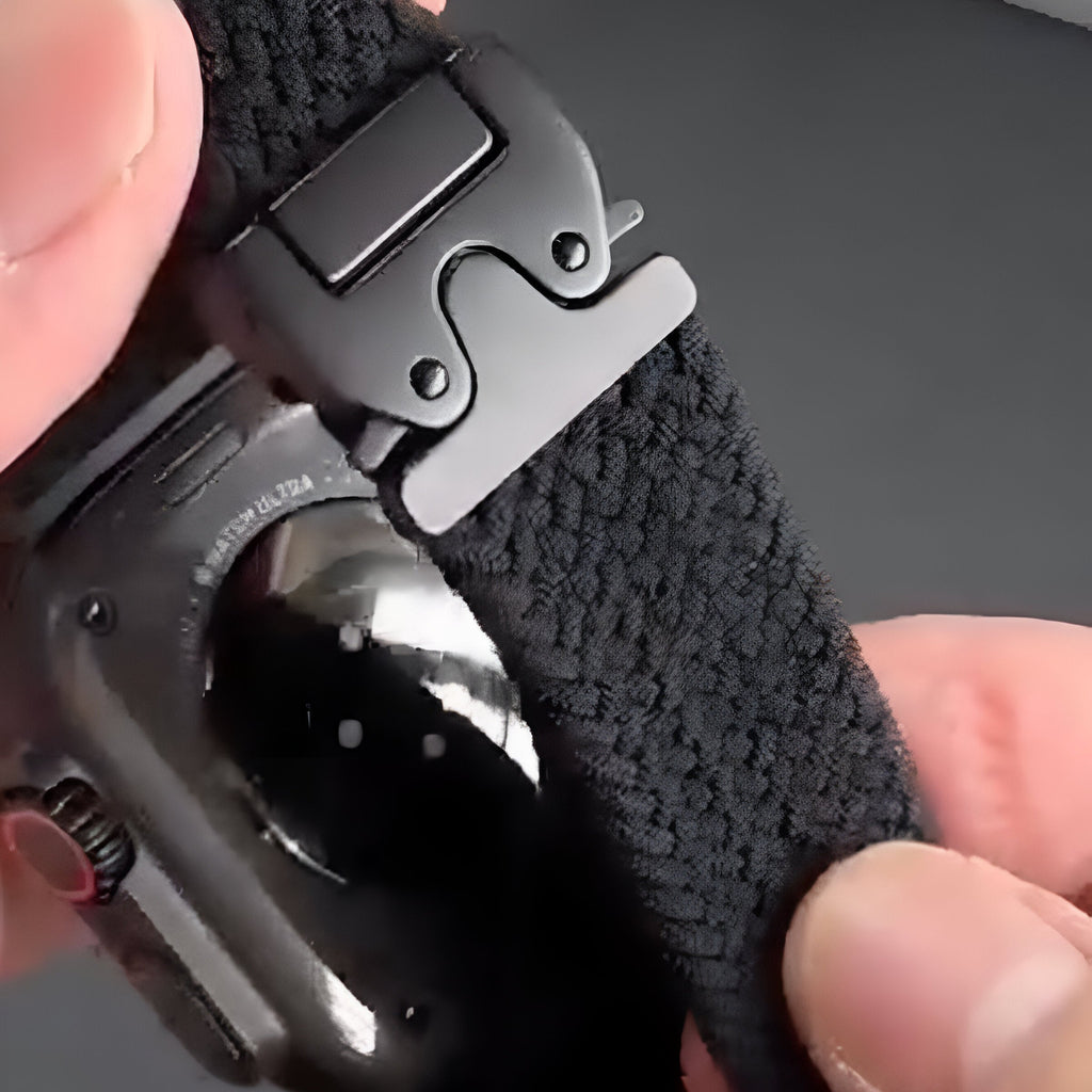 Bracelet Apple Watch en nylon noir tissé avec boucle tactique noire mate, style robuste et mixte.