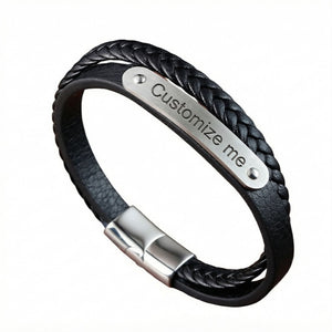 Bracelet en cuir noir tressé avec plaque acier gravée « Customize me » et fermoir magnétique argenté élégant.