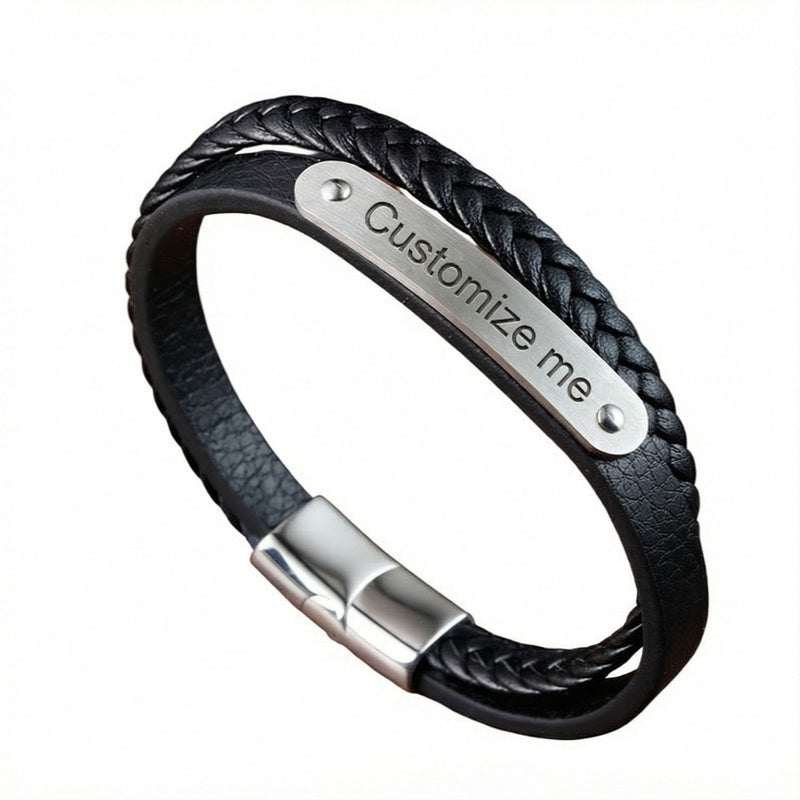 Bracelet en cuir noir tressé avec plaque acier gravée « Customize me » et fermoir magnétique argenté élégant.