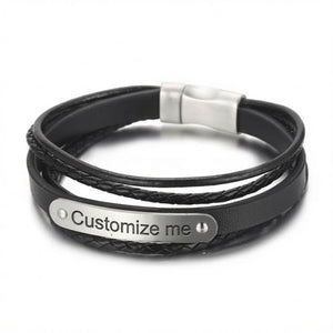 Bracelet homme noir en simili cuir tressé avec plaque en acier gravée "Customize me" et fermoir magnétique argenté.