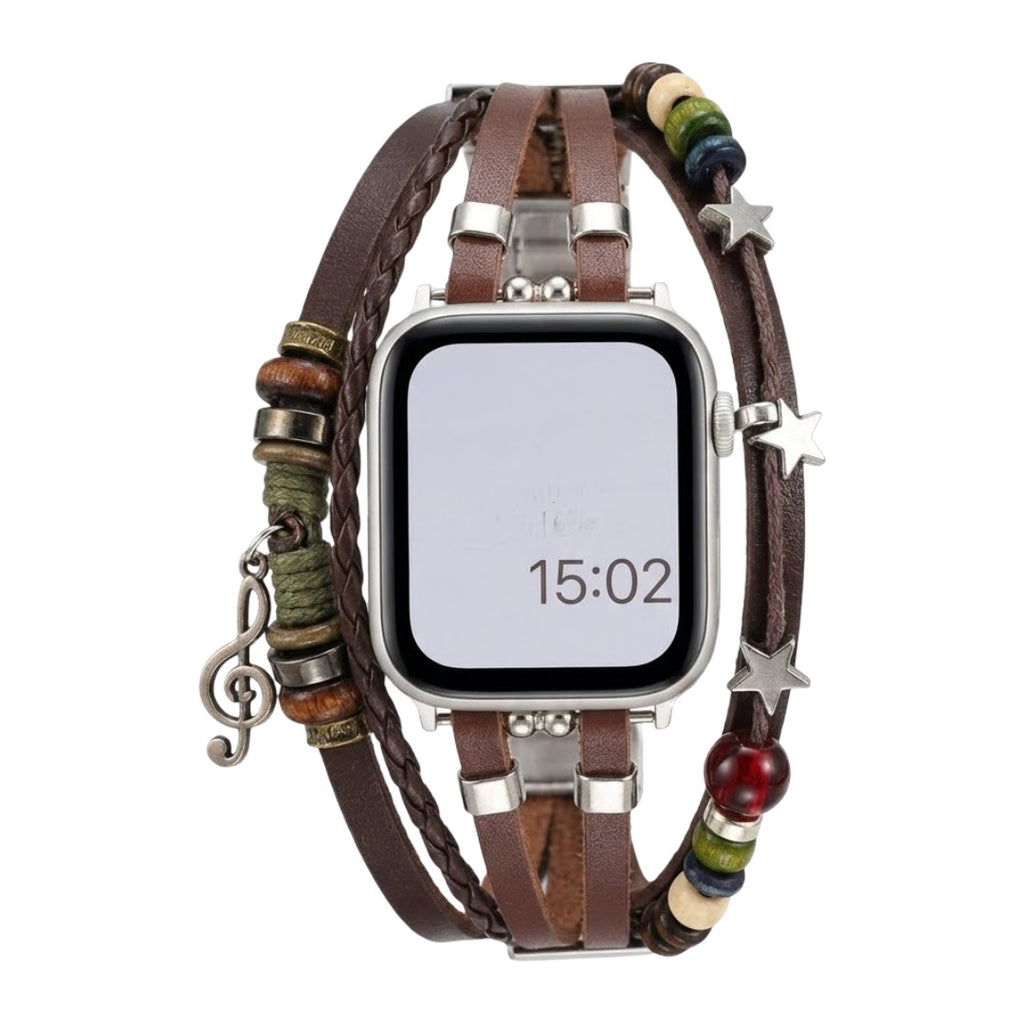 Bracelet Apple Watch boho chic en simili cuir vegan marron tressé, perles colorées et pendentif clé de sol en acier.