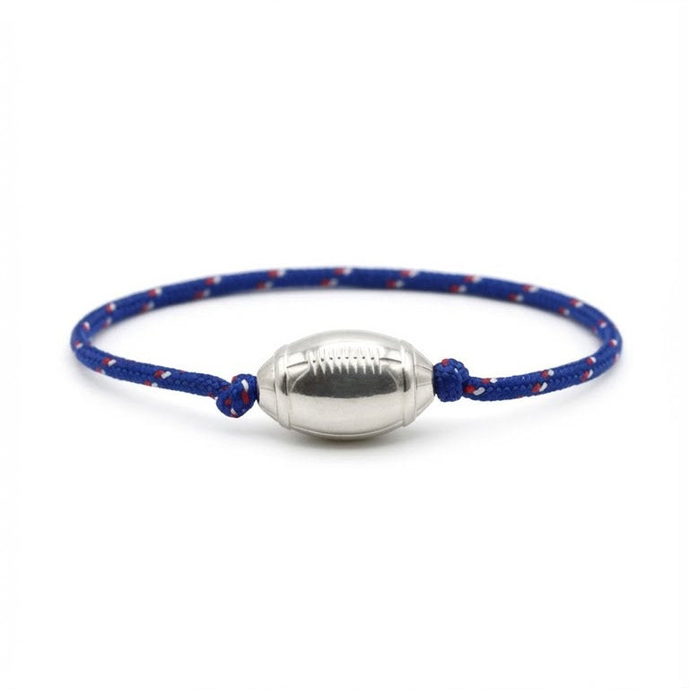 Bracelet cordon bleu marine avec motif rouge, pendant ballon de rugby argenté en métal lisse.