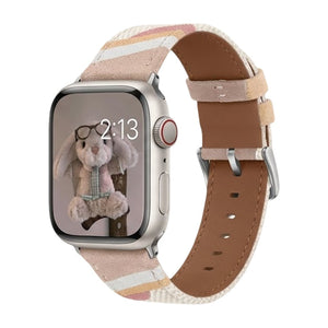 Bracelet Apple Watch Claire en toile tissée rose et beige, intérieur en cuir camel, boucle argentée.