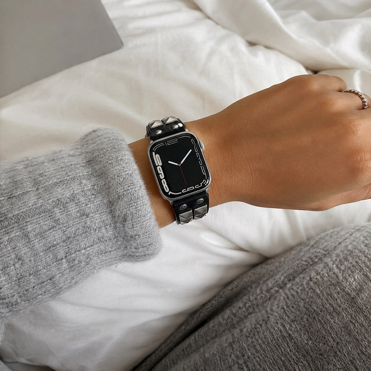 Bracelet à clous pour Apple Watch, design punk, détails métalliques pyramidaux, modèle Kurt
