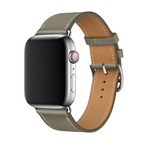 Bracelet Apple Watch en cuir taupe avec coutures blanches, doublure cuir naturel, boucle métallique argentée.