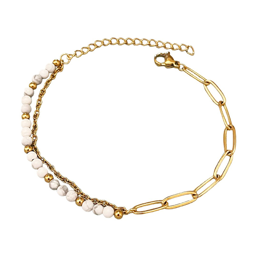 Bracelet double rang avec perles blanches en pierres naturelles et chaîne dorée à maillons ovales, fermoir mousqueton.