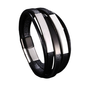 Bracelet homme noir en cuir à trois lanières fines avec trois plaques d’acier inoxydable et fermoir magnétique gris acier.