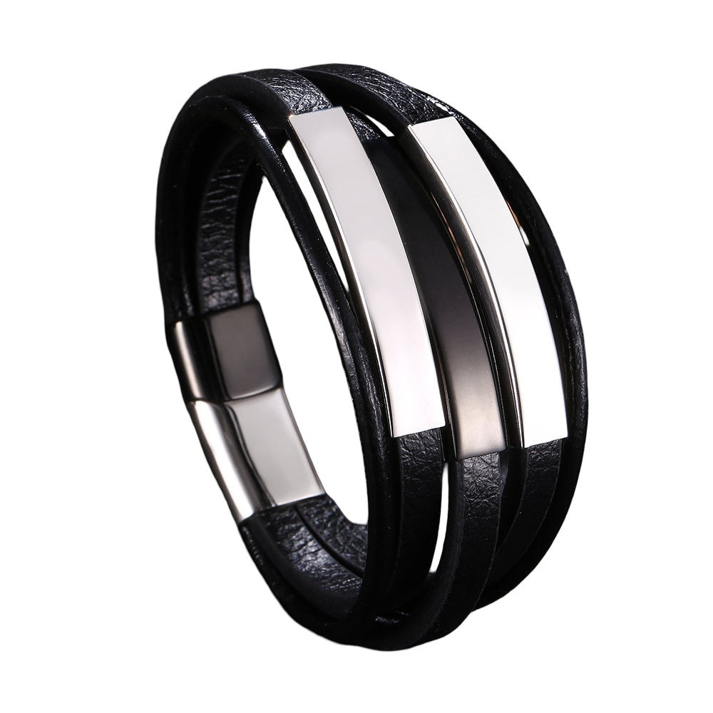 Bracelet homme noir en cuir à trois lanières fines avec trois plaques d’acier inoxydable et fermoir magnétique gris acier.
