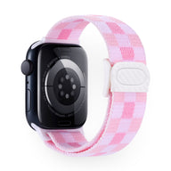 Bracelet Apple Watch en nylon à carreaux rose clair et blanc, fermeture blanche, style mixte.