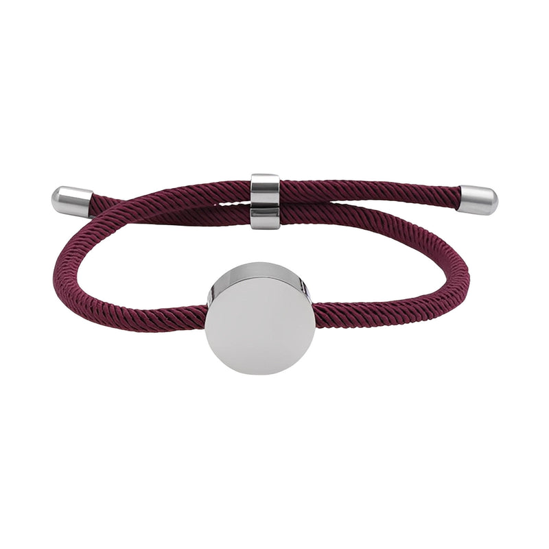 Bracelet cordon bordeaux avec médaillon rond en acier inoxydable poli, fermoir réglable.