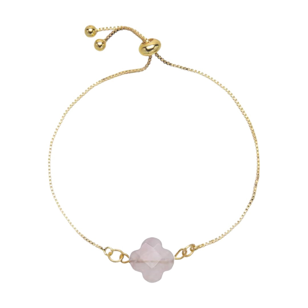 Bracelet fin doré à cordon réglable avec pierre naturelle rose taillée en forme de trèfle.