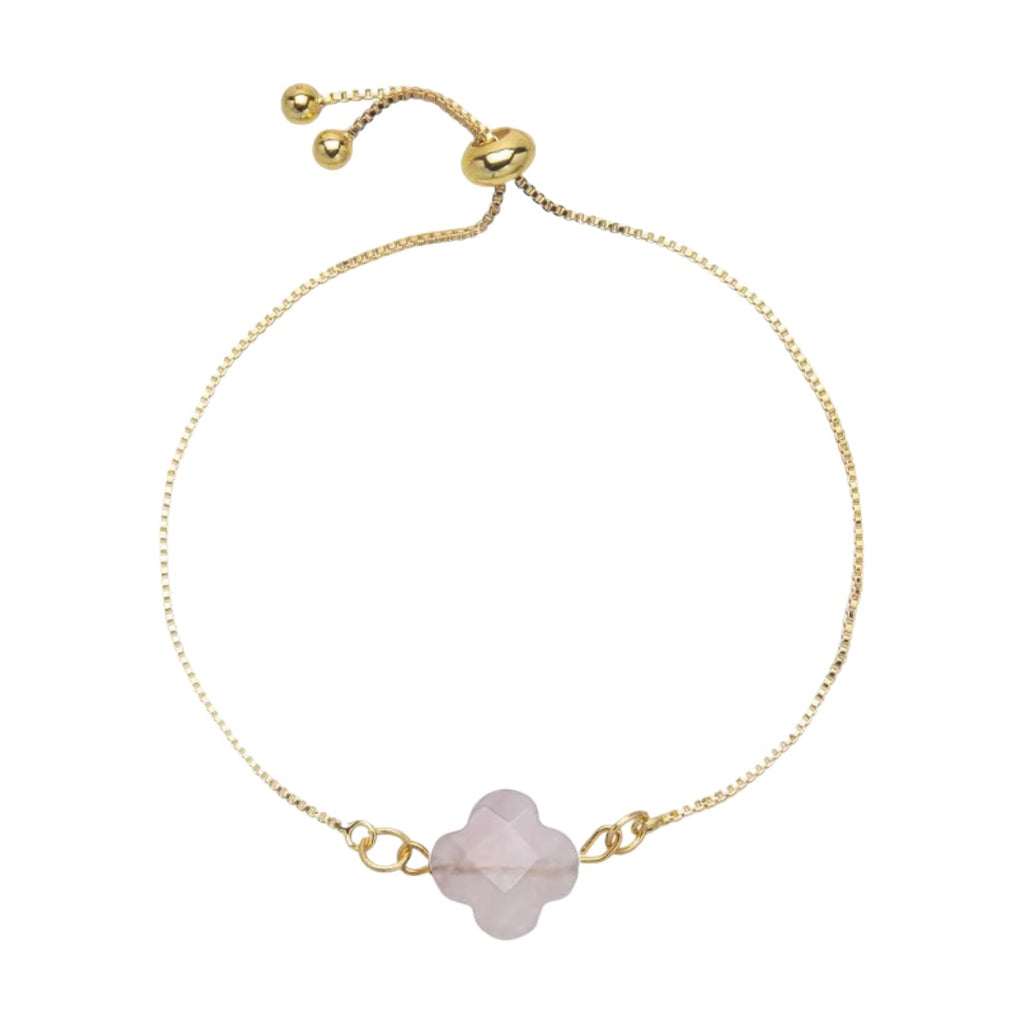 Bracelet fin doré à cordon réglable avec pierre naturelle rose taillée en forme de trèfle.