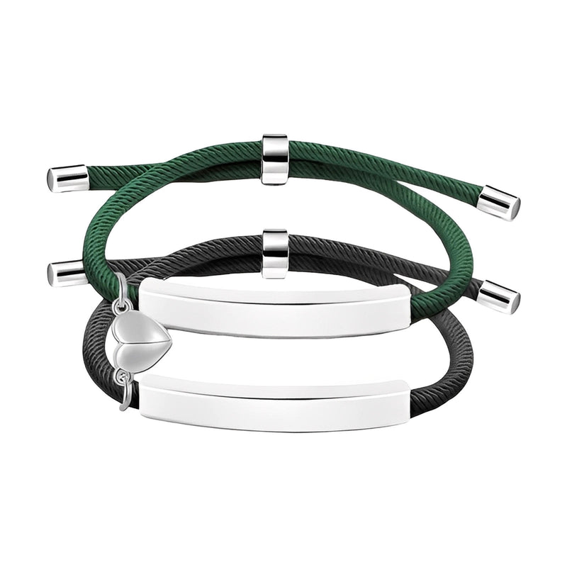 Bracelets couple cordon vert et noir avec barres gravables et cœur aimanté en acier inoxydable brillant.