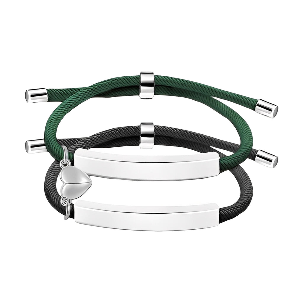 Bracelets couple cordon vert et noir avec barres gravables et cœur aimanté en acier inoxydable brillant.