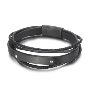 Bracelet homme noir en simili cuir tressé avec plaque en acier gravée et fermoir magnétique.
