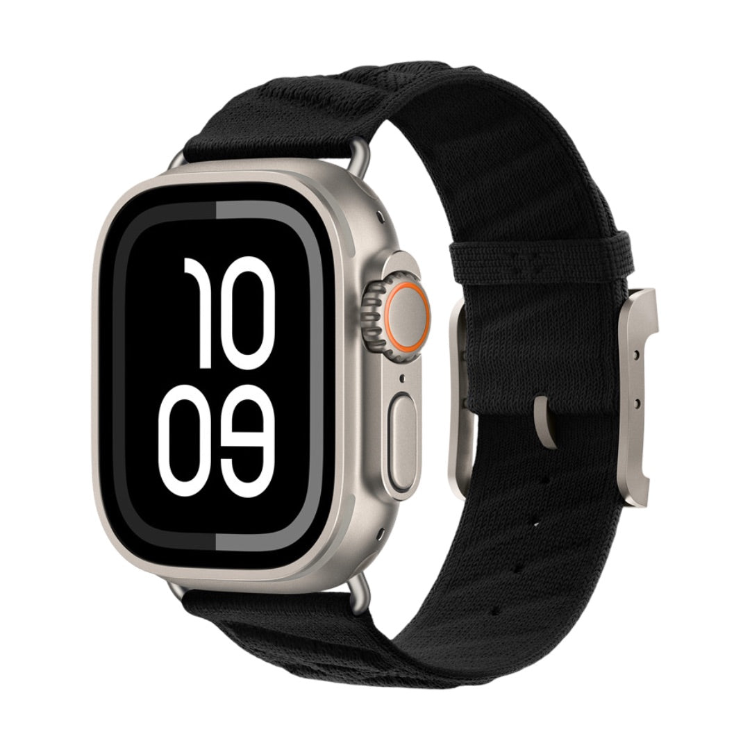 Montre Apple Watch avec boîtier argent mat et bracelet noir en tressage textile léger et respirant, boucle métallique.