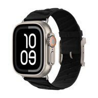 Montre Apple Watch avec boîtier argent mat et bracelet noir en tressage textile léger et respirant, boucle métallique.