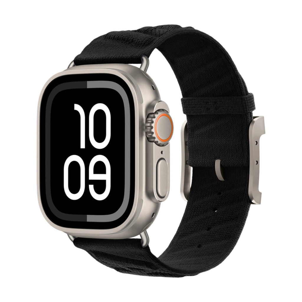 Montre Apple Watch avec boîtier argent mat et bracelet noir en tressage textile léger et respirant, boucle métallique.