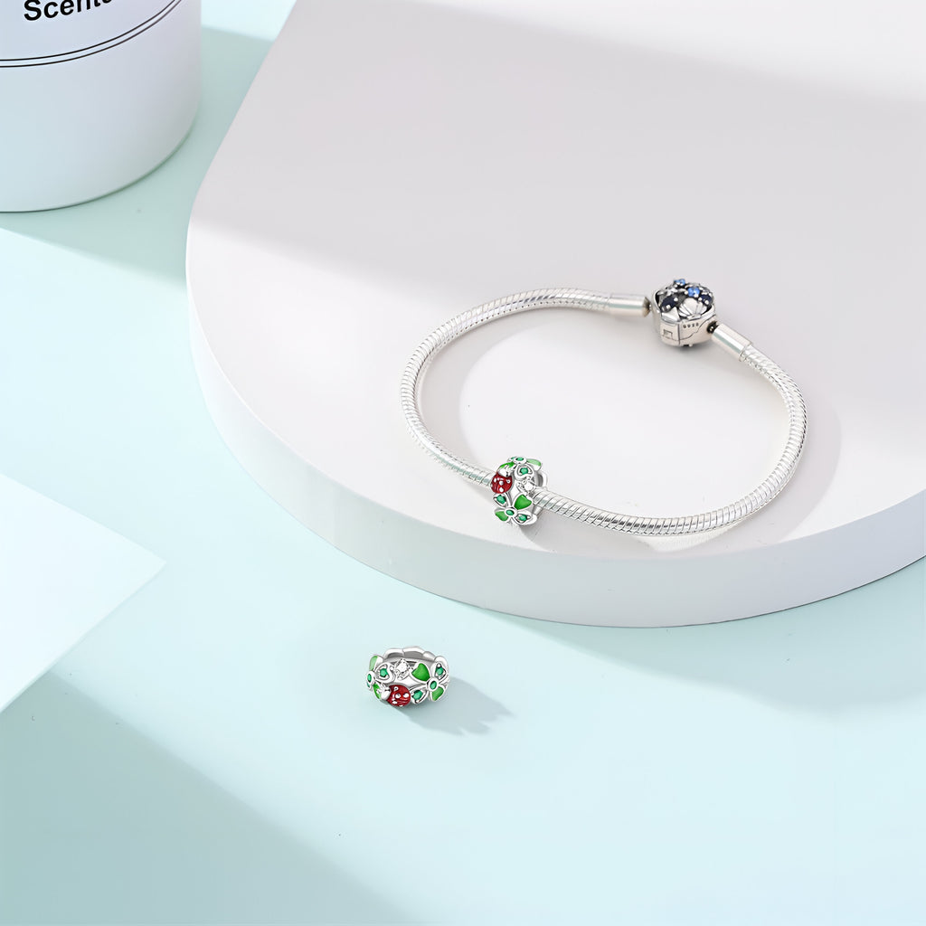 Bracelet argenté fin avec charm trèfle à 4 feuilles vert et coccinelle rouge émaillée, modèle Perdita.