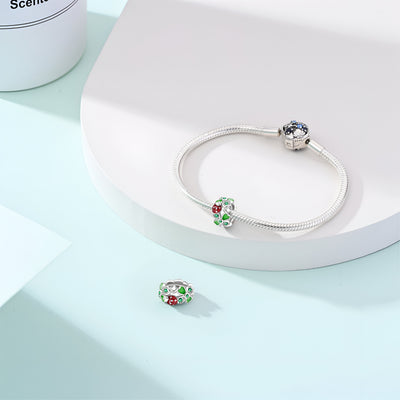 Bracelet argenté fin avec charm trèfle à 4 feuilles vert et coccinelle rouge émaillée, modèle Perdita.
