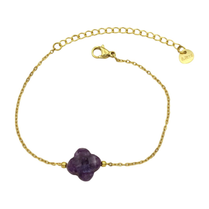 Bracelet fin en chaîne dorée avec pendentif trèfle en pierre naturelle violette, fermeture réglable.