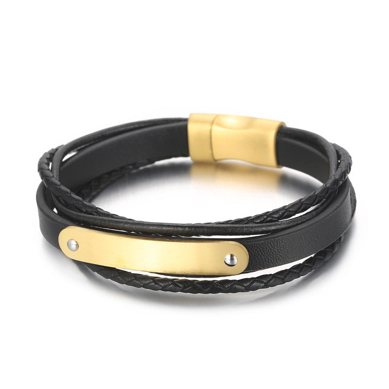 Bracelet homme noir tressé simili cuir avec plaque gravée en acier doré et fermoir magnétique.