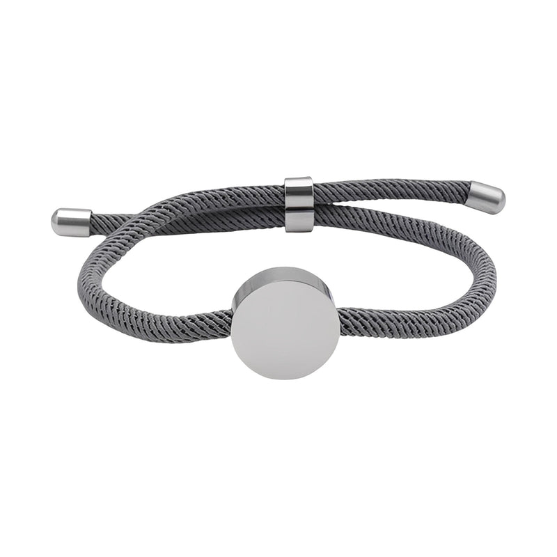 Bracelet cordon gris avec médaillon rond en acier inoxydable poli, ferme-curseur argenté ajustable.