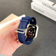 Bracelet Apple Watch en silicone bleu marine perforé, fermoir en acier inoxydable, style sportif et respirant.