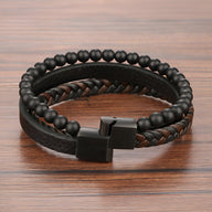 Bracelet homme en cuir noir avec perles en pierre volcanique mate et fermeture magnétique noire.