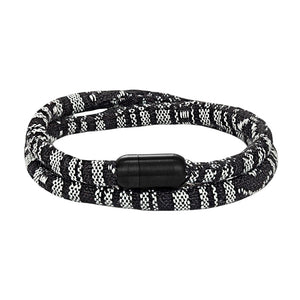 Bracelet cordon double noir et blanc à motifs bohèmes avec fermoir magnétique noir.
