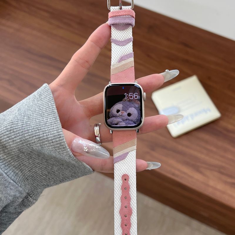 Bracelet Apple Watch en toile tissée rose et beige avec intérieur cuir doux, boucle en métal rose pâle.