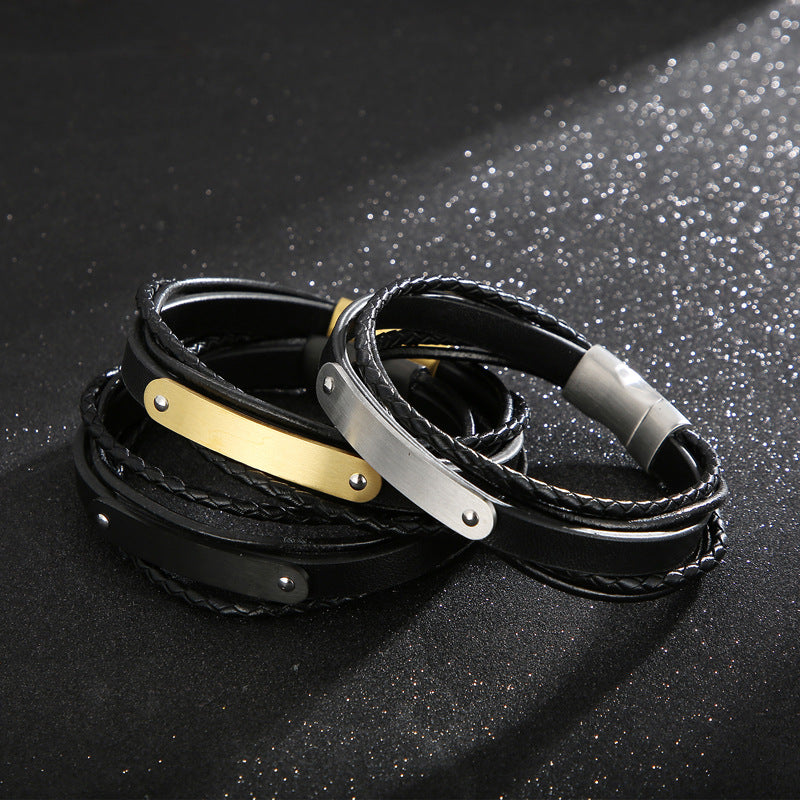 Bracelet homme noir tressé en simili cuir avec plaque gravée en acier or et argent, style moderne.