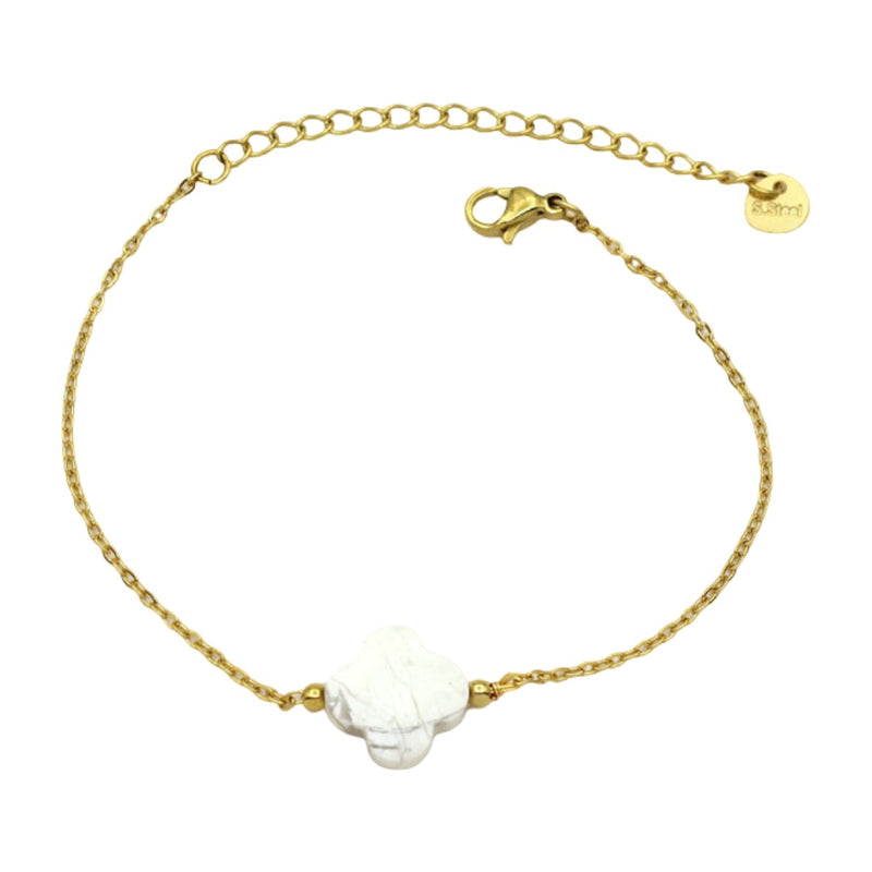 Bracelet fin doré avec chaîne réglable et pendentif trèfle en pierre naturelle blanche, style délicat féminin.