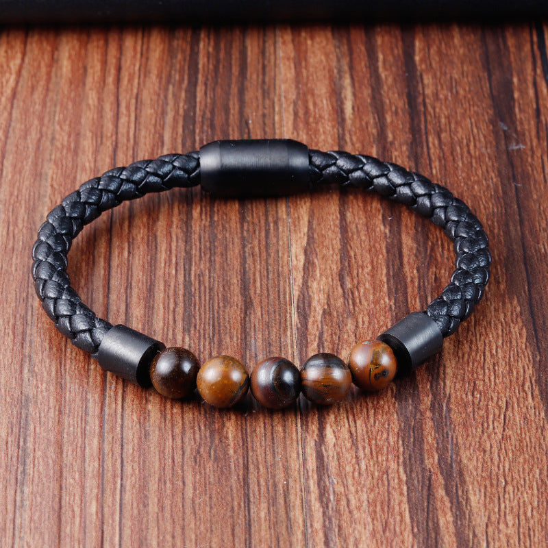 Bracelet en cuir noir tressé avec perles naturelles en œil de tigre et onyx, fermoir magnétique noir, style masculin élégant.