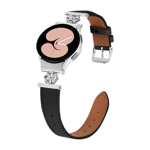 Bracelet en cuir noir avec doublure marron, boucle ardillon argentée, motif fleur argentée près du cadran, style chic pour.