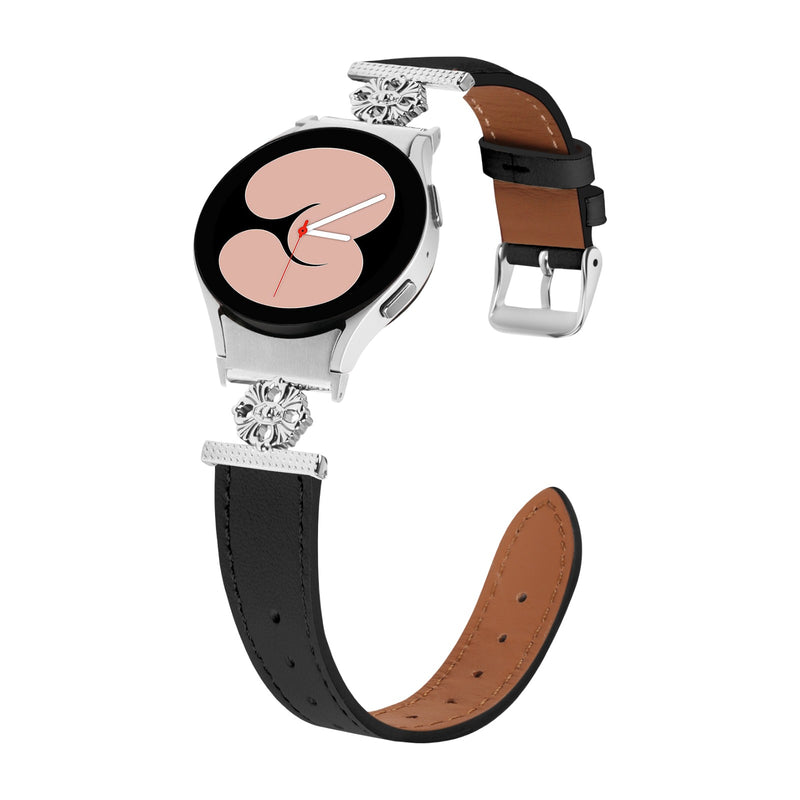 Bracelet en cuir noir avec doublure marron, boucle ardillon argentée, motif fleur argentée près du cadran, style chic pour.