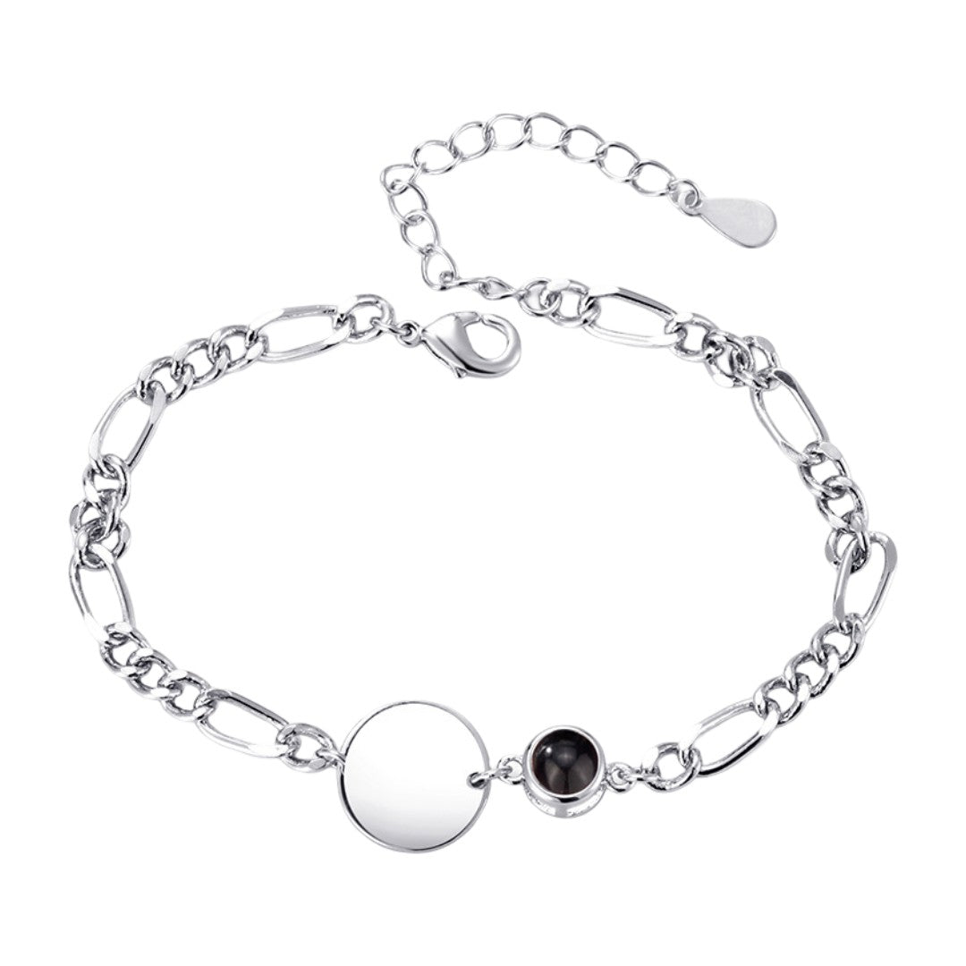 Bracelet argenté mailles figaro avec pendentif rond lisse et petit médaillon noir éclatant.