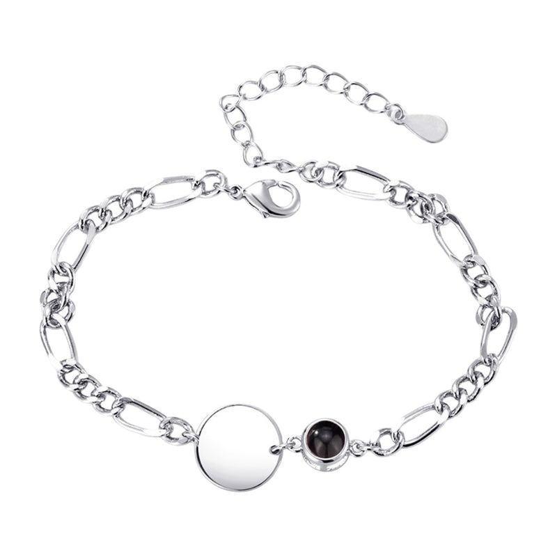 Bracelet argenté mailles figaro avec pendentif rond lisse et petit médaillon noir éclatant.