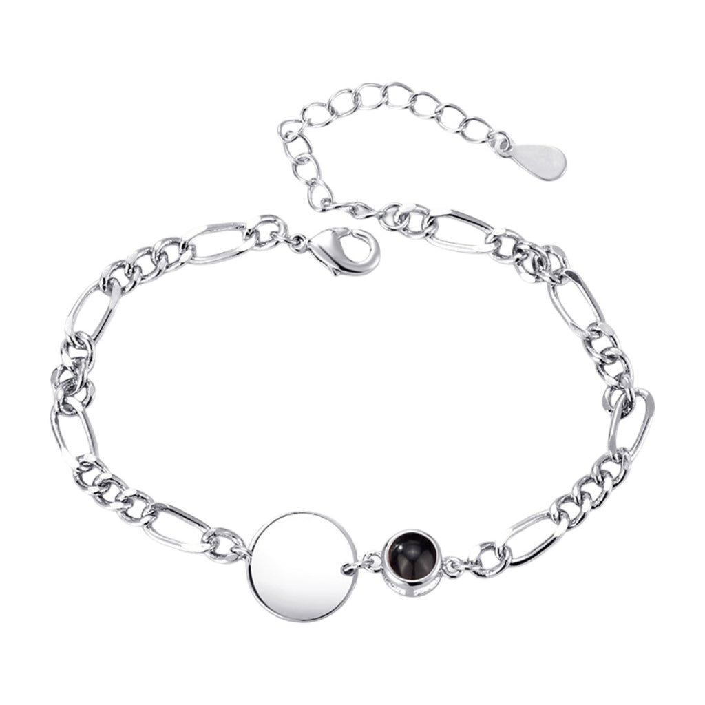 Bracelet argenté mailles figaro avec pendentif rond lisse et petit médaillon noir éclatant.