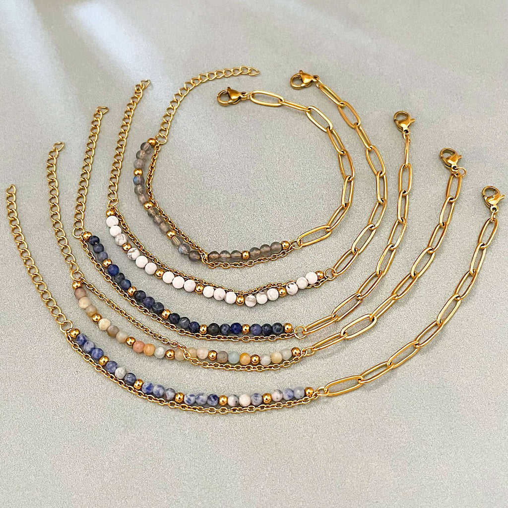 Bracelet double rang avec perles naturelles multicolores sur chaîne dorée élégante, fermoir mousqueton.