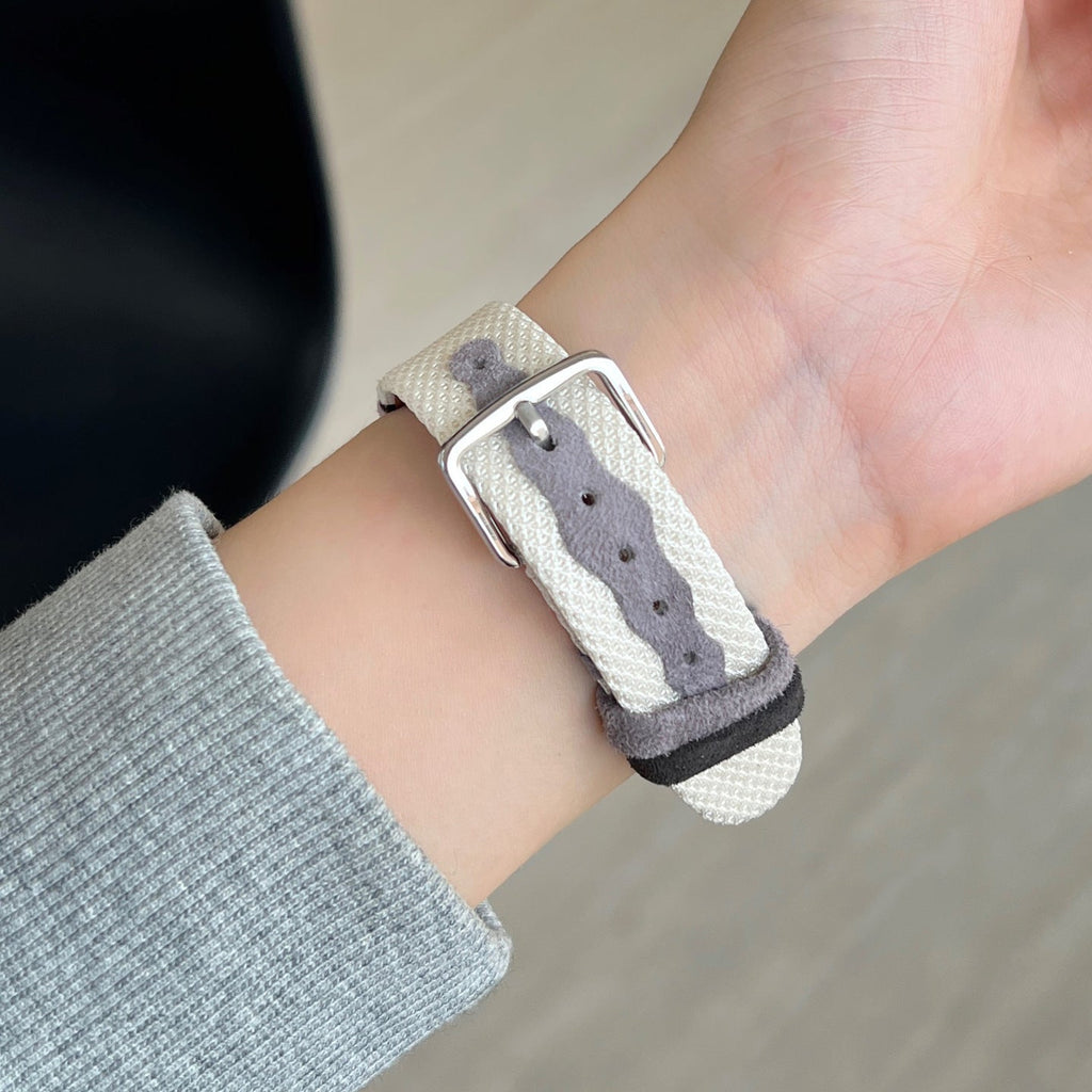 Bracelet Apple Watch en toile tissée grise et beige, boucle argentée, intérieur cuir doux, style épuré et confortable.