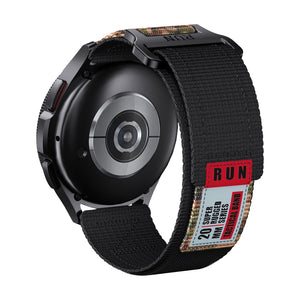Bracelet de montre sport Garmin noir en nylon ultra solide avec étiquette RUN rouge et patch couleur crème detailed.