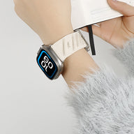 Bracelet Apple Watch beige clair en tressage souple avec boucle métallique argentée, style chic vague.