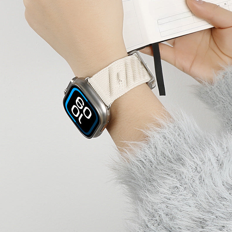 Bracelet Apple Watch beige clair en tressage souple avec boucle métallique argentée, style chic vague.