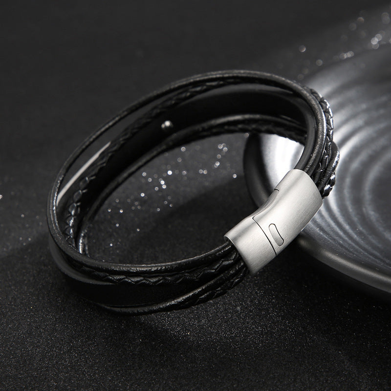 Bracelet homme noir tressé en simili cuir vegan avec plaque acier gravée, style moderne.